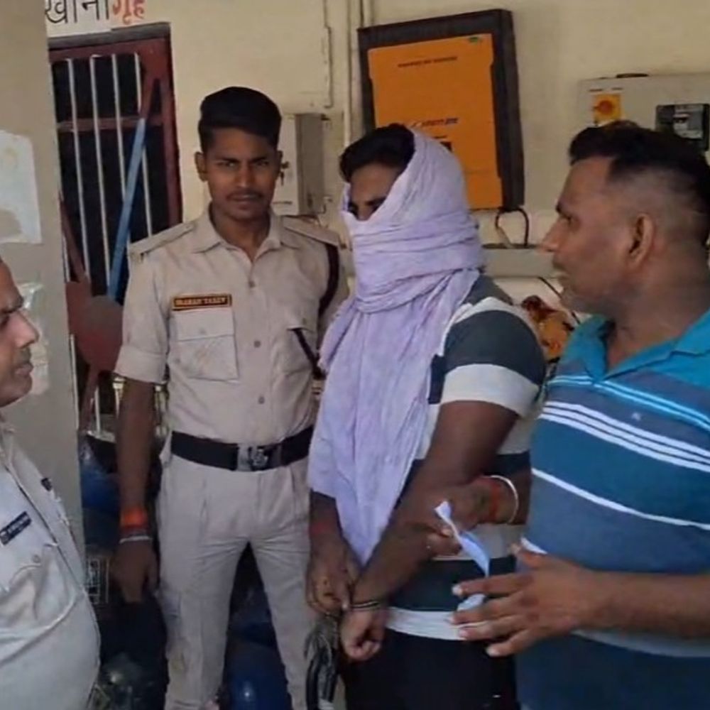 चाय की दुकान पर हथियार के साथ युवक गिरफ्तार:6 कारतूस भी मिले, बाकी के बदमाश अंधेरे का फायदा उठाकर फरार