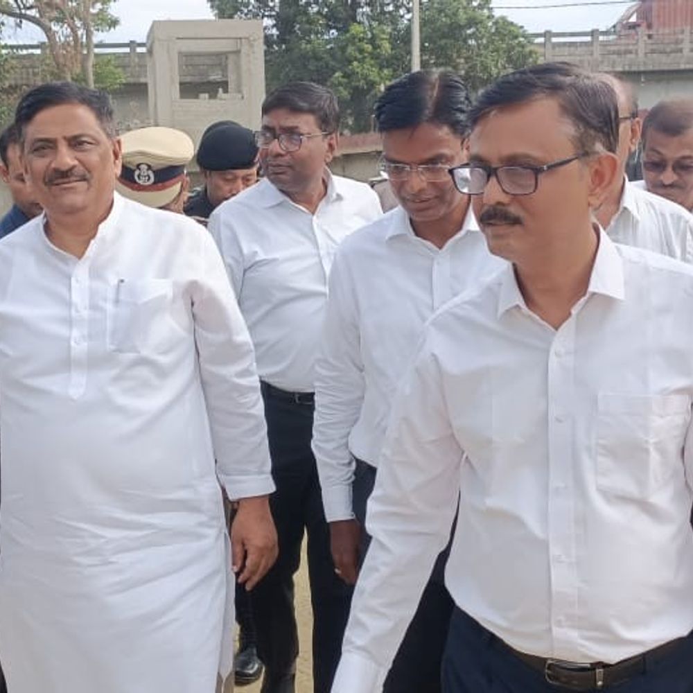 सांसद ने एयरपोर्ट टर्मिनल-एलिवेटेड रोड का किया निरीक्षण:बड़ी परियोजनाओं का संजय झा ने लिया अपडेट, समय पर काम पूरा करने के निर्देश