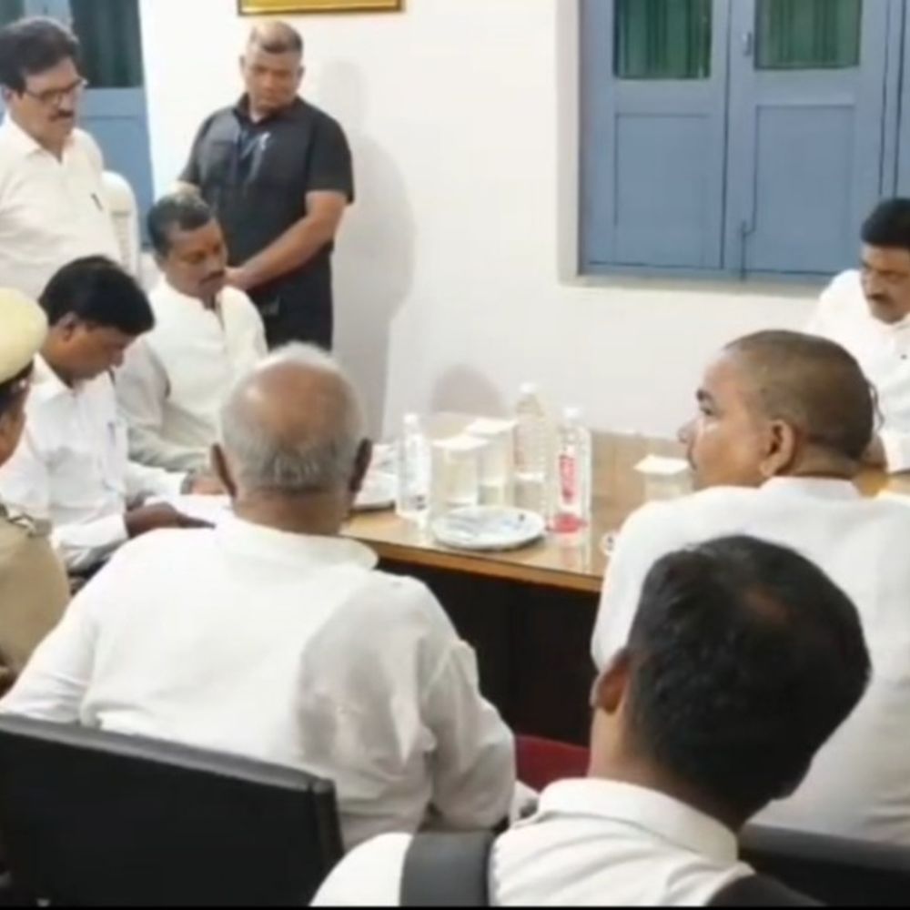मिथिला संस्कृत शोध संस्थान पहुंचे राज्यसभा सांसद संजय झा:दुर्लभ पांडुलिपियों का किया अवलोकन, बोले- AI की मदद से दस्तावेजों को डिजिटलीकरण होगा