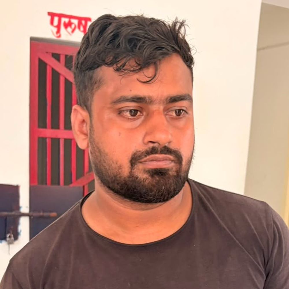 दरभंगा- वारंटी के घर से हथियार बरामद:छापेमारी के पहुंची पुलिस टीम से धक्का-मुक्की, परिजन पर मोबाइल छीनने का आरोप; 4 पर FIR