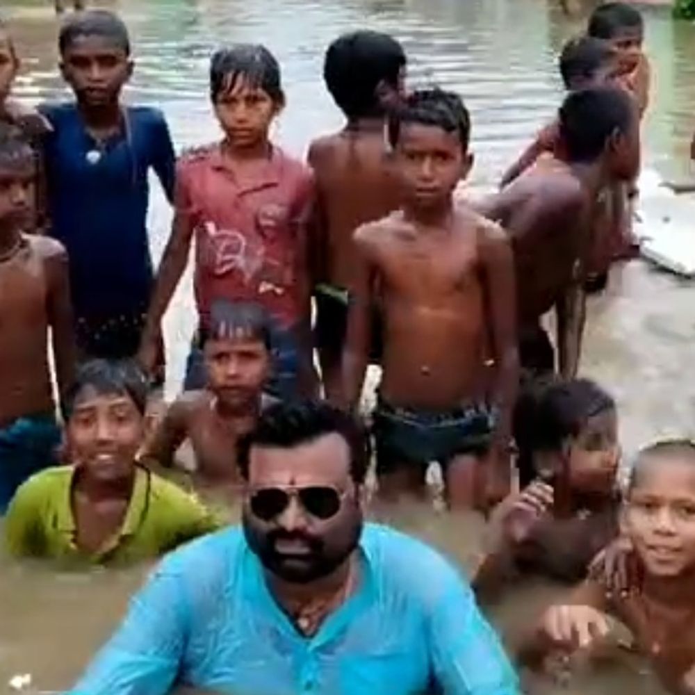 घुटने भर पानी में बैठकर जलजमाव का किया विरोध:सिसौनी-शंकर लोहार मुख्य पथ पर घरों में भी घुसा पानी, बाइक सवार गिरकर हो रहे चोटिल