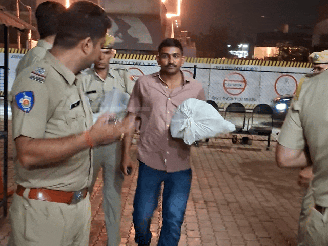 जोधपुर पुलिस ने 16 लाख रुपए की नकदी पकड़ी:मादक पदार्थ तस्करी के संदेह में दी थी दबिश, पिता-पुत्र गिरफ्तार और 3 लग्जरी गाड़ियां जब्त