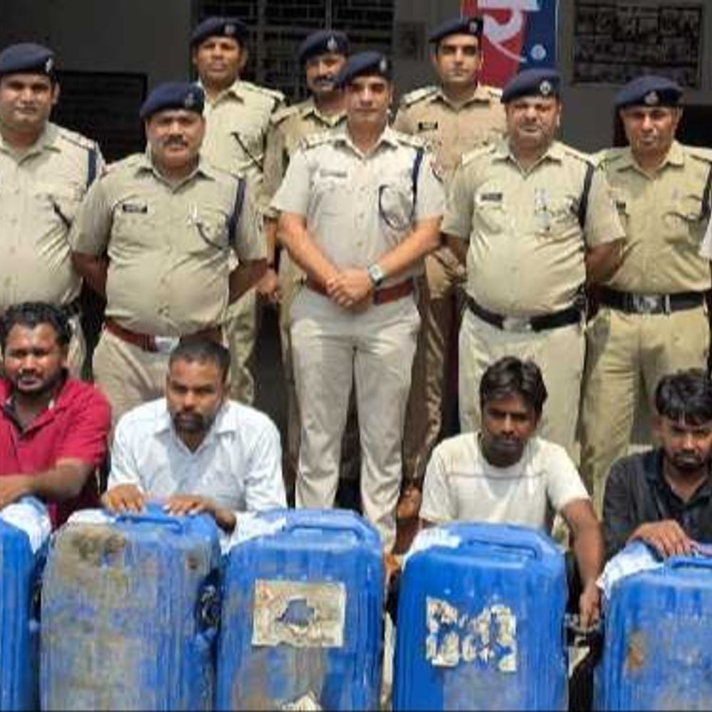 डीजल चोरी में रेलवे स्टेशन मास्टर गिरफ्तार:झांसी आरपीएफ ने की कार्रवाई, लंबे समय से गैंग बनाकर कर रहा था चोरी