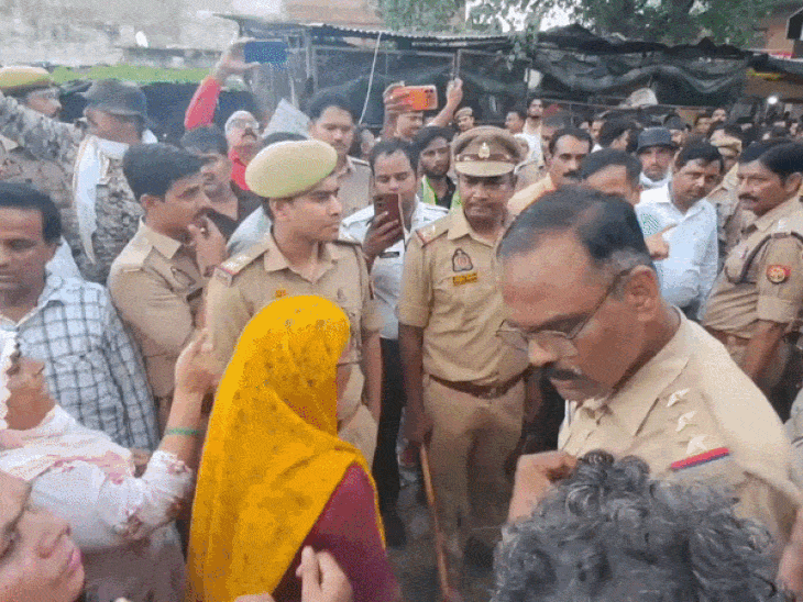 झांसी में बुलडोजर के आगे लेट गए सब्जी वाले:बोले-जान दे देंगे लेकिन दुकानें नहीं तोड़ने देंगे, दो दिन का अल्टीमेटम देकर लौटी टीम