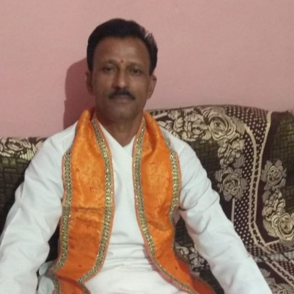 गुना में पंचायत सचिव का शव फंदे पर मिला:सुसाइड नोट में कुछ लोगों के नाम लिखे, घर पर अकेले थे, कपड़े से बनाया फंदा