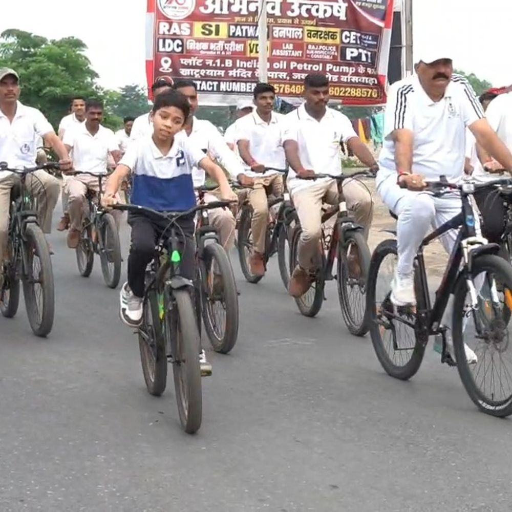 बांसवाड़ा में राष्ट्रीय खेल-दिवस पर ‘संडे ऑन साइकिल’ का आयोजन:एएसपी नरपत सिंह के नेतृत्व में निकली रैली, पुलिस ने खेल और फिटनेस का संदेश दिया