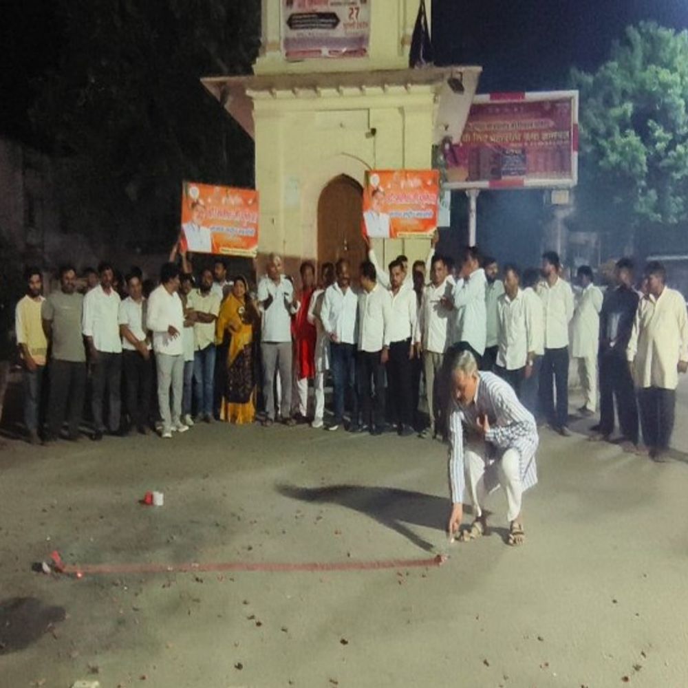 सतीश पूनिया के भाजपा राष्ट्रीय-महामंत्री बनने पर टोंक में जश्न:घंटाघर चौराहे पर पार्टी कार्यकर्ताओं ने की आतिशबाजी