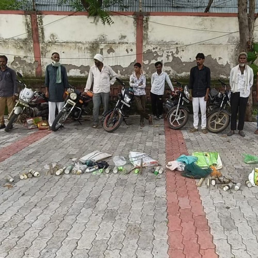 इंदिरा सागर डैम क्षेत्र में मछली पकड़ने घुसे 12 लोग:CISF की टीम ने पकड़ा, 6 बाइक और 28 मछली पकड़ने के कांटे जब्त किए