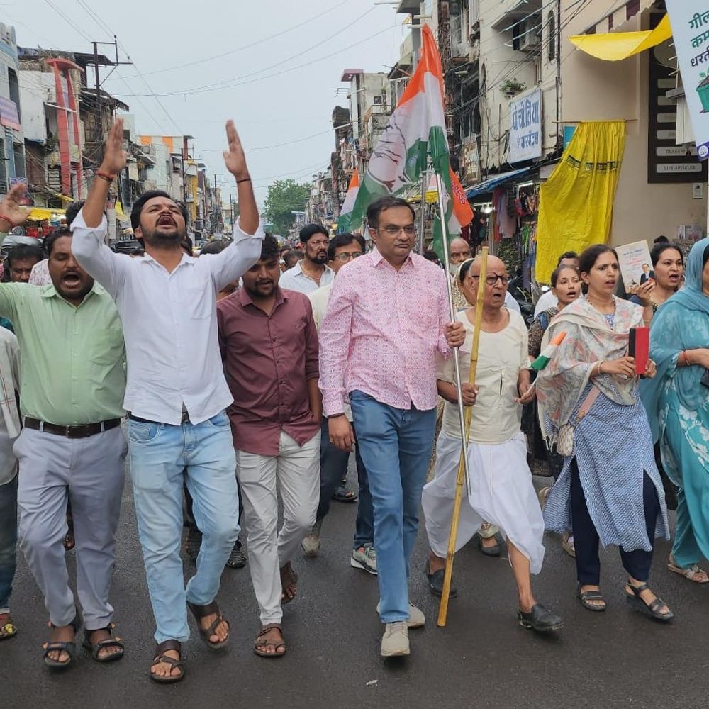 खड़गे के अपमान के विरोध में कांग्रेस का पैदल मार्च:खंडवा में अंबेडकर प्रतिमा पर जुटे, भाजपा पर लगाया दलित विरोधी मानसिकता का आरोप