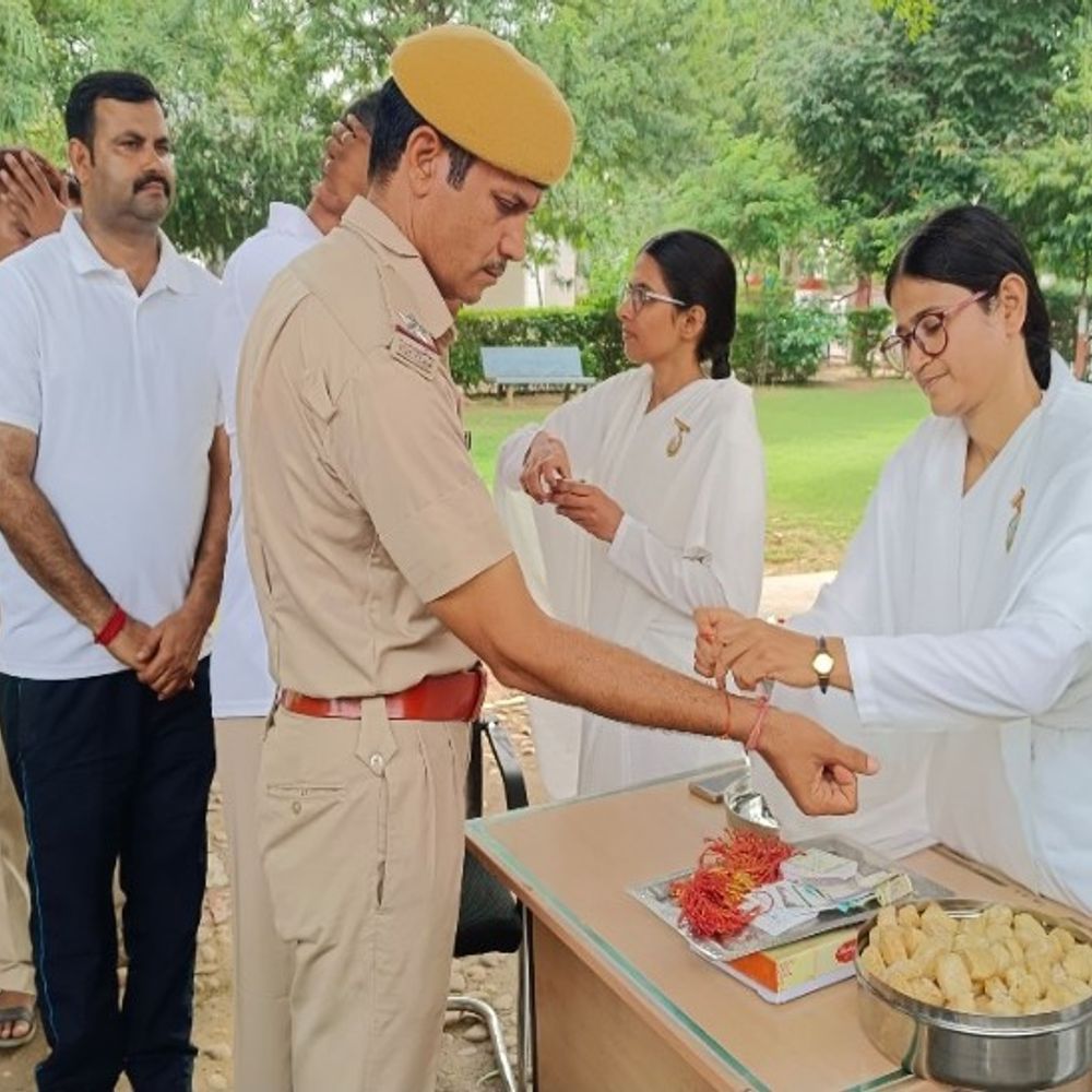रक्षाबंधन पर बहनों ने भाई की कलाई पर बांधी राखी:जेल में बंद भाइयों से मिलीं बहनें, पुलिस जवानों को भी बांधा रक्षा सूत्र