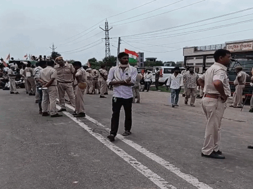दौसा में रैली निकालने पहुंचे सैंकड़ो ट्रैक्टर:पुलिस ने रोका तो ड्राइवरों ने दिया धरना; मिट्टी को बजरी बताकर वसूली का आरोप