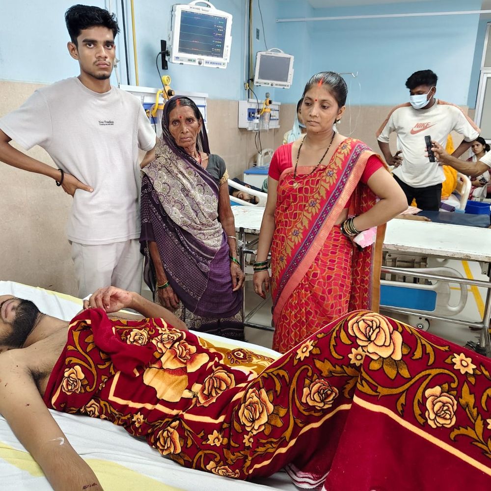 भोजपुर- युवक पर जानलेवा हमला:फोटो शूट के लिए भाड़े पर लिया था कैमरा, पैसे के विवाद में सीने पर चाकू से किया वार