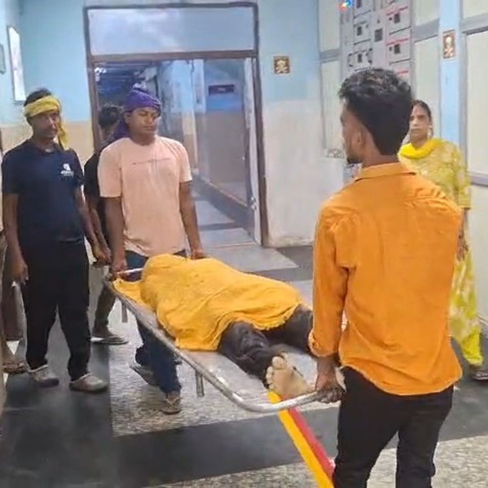 भोजपुर में छत से गिरकर युवक की मौत:खाना खाने के बाद सोने गया था, लकड़ी की सीढ़ी से उतरने के दौरान पैर फिसला