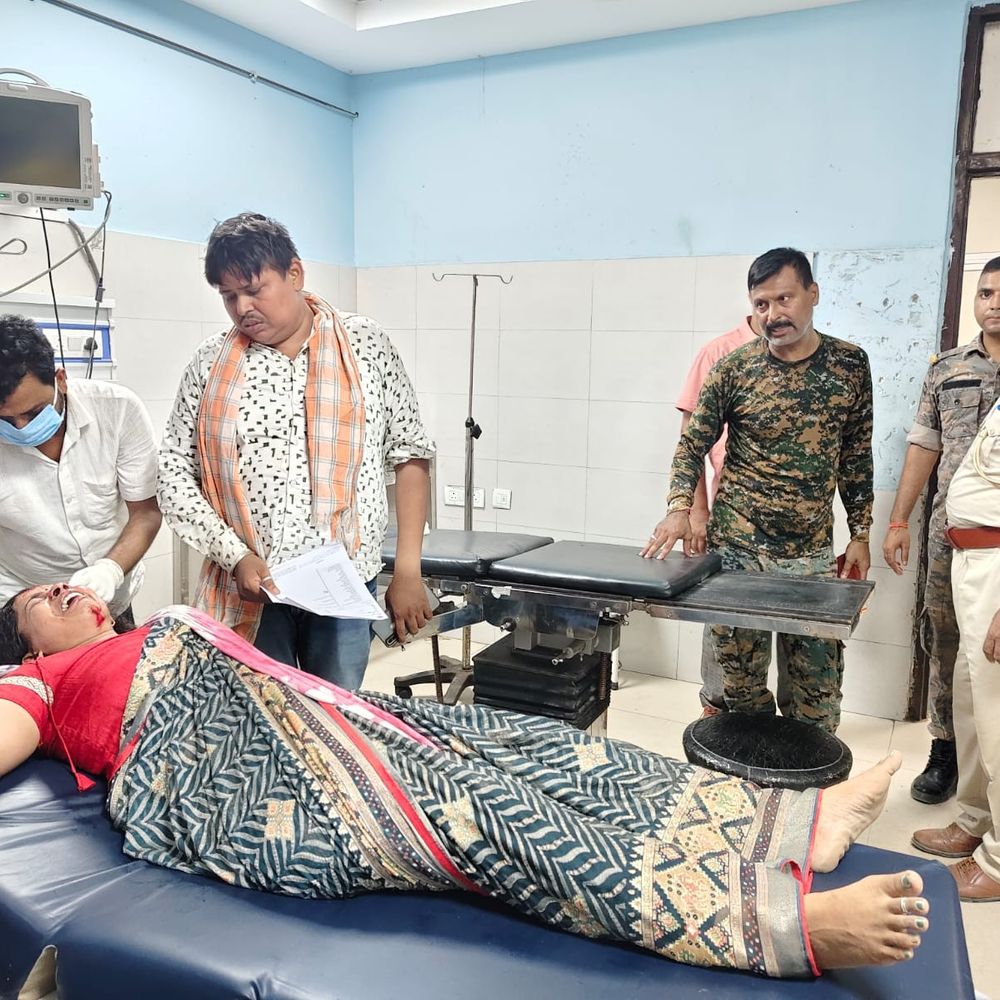 भोजपुर- दंपति की बेहरमी से पिटाई:प्रॉपर्टी विवाद में भाइयों से चल रहा था विवाद, लाठी-डंडे और रॉड से पीटा; पुलिस ने अस्पताल पहुंचाया