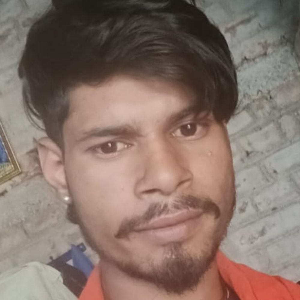 भोजपुर- पिकअप ने बाइक सवार दोस्तों को रौंदा:हादसे में एक की मौत, दूसरे की हालत गंभीर; एक साल पहले हुई थी शादी