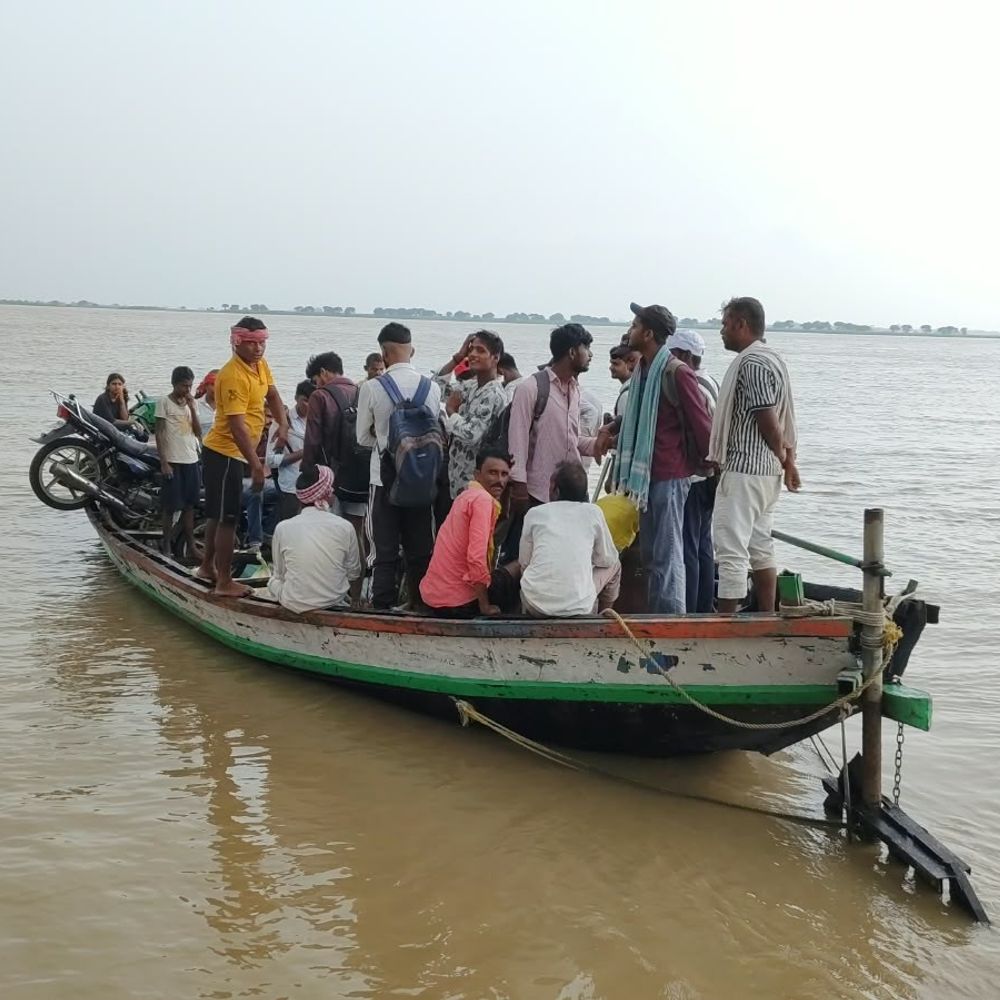 भोजपुर- खतरे के निशान से 19cm ऊपर बह रही गंगा:19 पंचायतों में पहुंचा बाढ़ का पानी, ग्रामीण नाव से नदी पार करने को मजबूर; बोले- पक्का पुल ही स्थायी समाधान