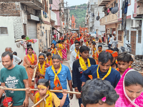 सवाई माधोपुर के पुराने-शहर में महिलाओं ने निकाली कांवड़ यात्रा:भोलेनाथ के जयकारे लगाए; रामद्वारा शिवालय में किया जलाभिषेक