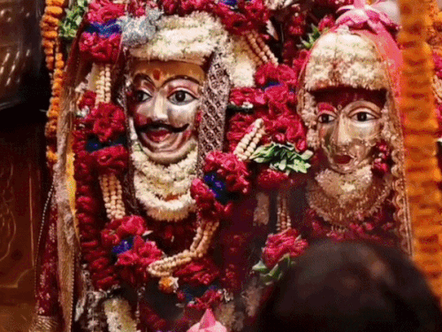 शंकर-गौरा स्वरूप में बाबा विश्वनाथ ने दिए दर्शन; PHOTO:साढ़े पांच लाखों श्रद्धालुओं ने दूसरे सोमवार को किया दर्शन,6 द्वार से भक्तों ने किया प्रवेश