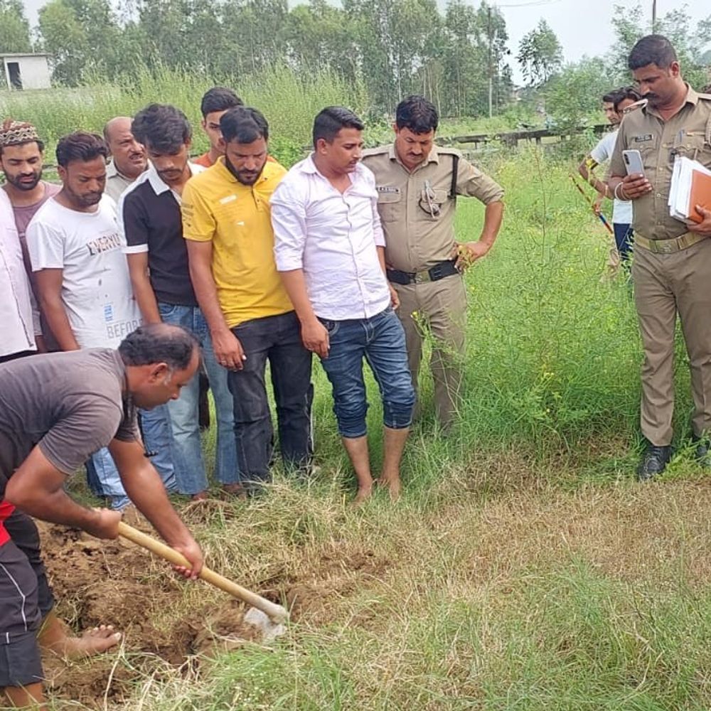 नाबालिग दुष्कर्म केस में DNA सैंपल लेने पहुंची उत्तराखंड पुलिस:सहारनपुर में डॉक्टरों की मौजूदगी में शुरू हुई कब्र खोदने की प्रक्रिया, ग्रामीणों और परिजनों की भीड़ जमा