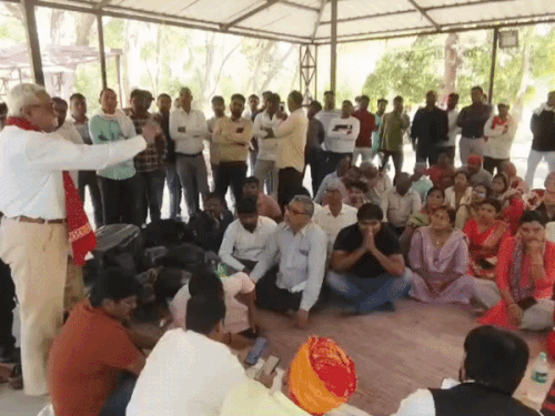 BHU संविदा कर्मचारियों के नियमितीकरण पर फैसला नहीं:हाईकोर्ट की समयसीमा बीती, कर्मचारियों ने पुनः आंदोलन की दी चेतावनी