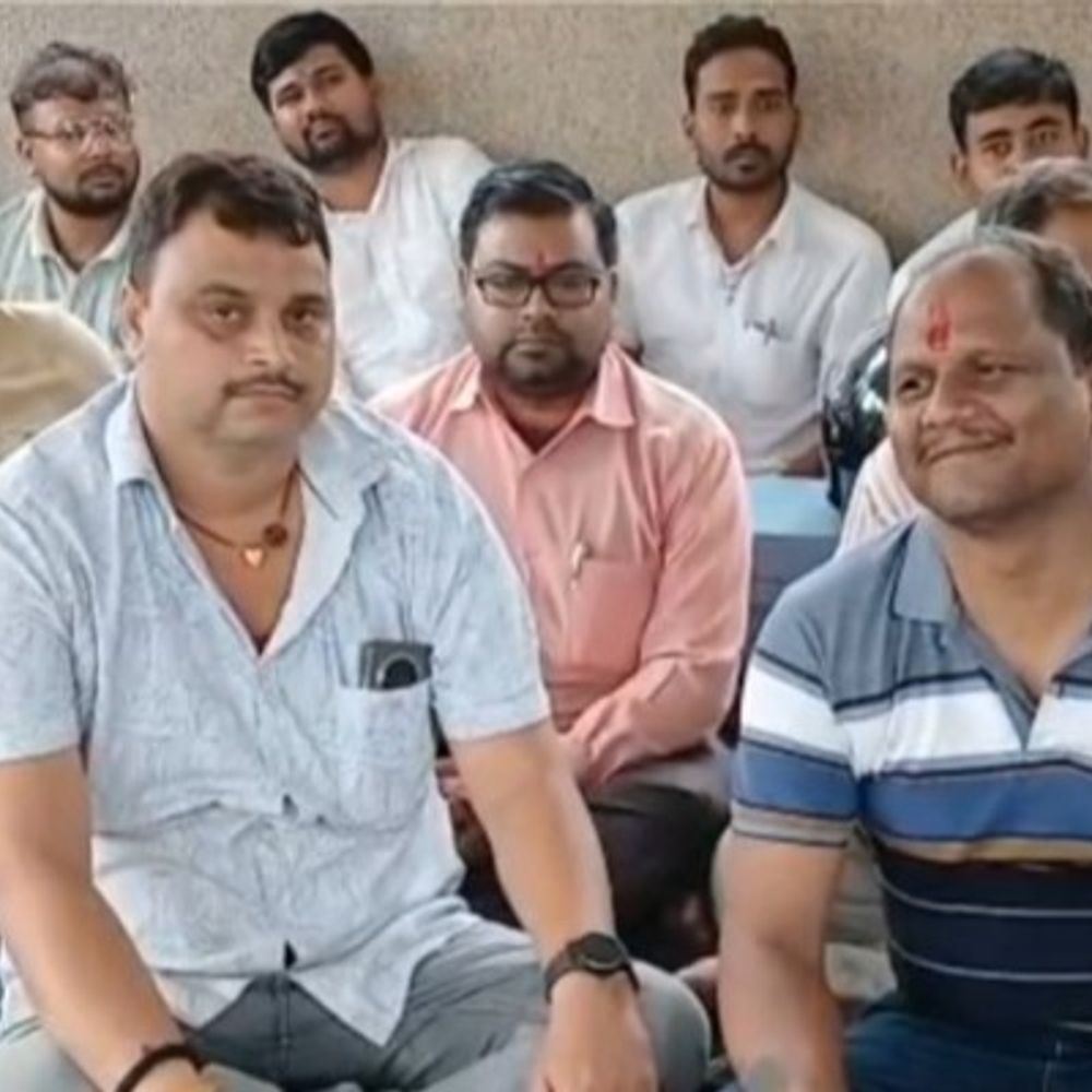 गयाजी- रजिस्ट्री ऑफिस में पेपरलेस व्यवस्था का विरोध:डीड राइटर्स ने उठाई पुरानी व्यवस्था बहाल करने की मांग, बोले- नई व्यवस्था में अविश्वास, डर का माहौल