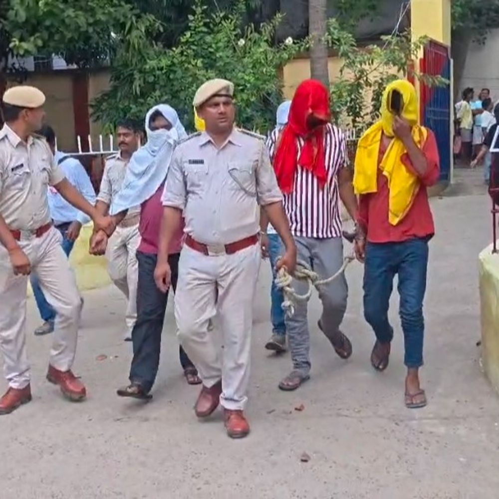 घर के अंदर चल रहा था जुए का अड्डा:भागलपुर में 19 गिरफ्तार, ₹5.10 लाख कैश बरामद, 18 मोबाइल और 13 गड्डी ताश जब्त