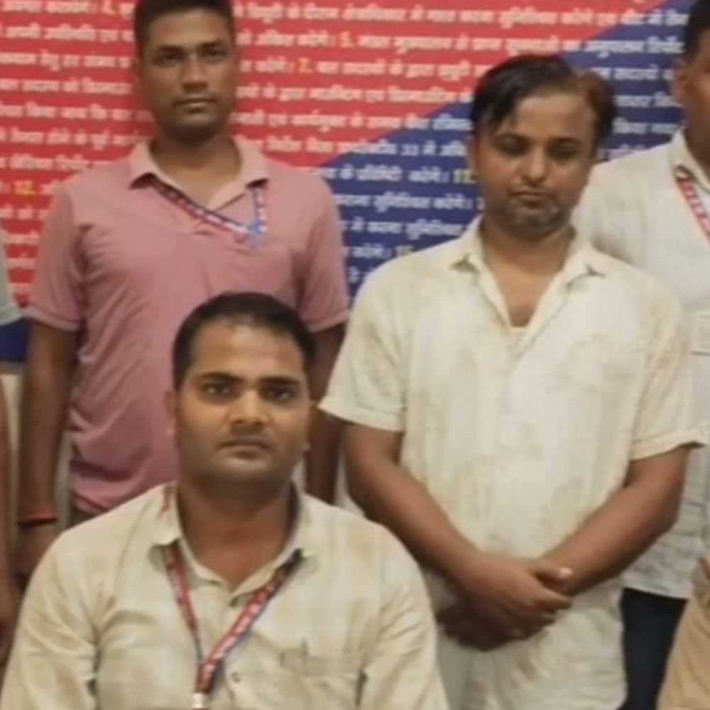 गयाजी रेलवे स्टेशन पर ₹10 लाख के साथ युवक धराया:नगद के डॉक्यूमेंट नहीं थे, रेल पुलिस ने आयकर विभाग के हवाले किया