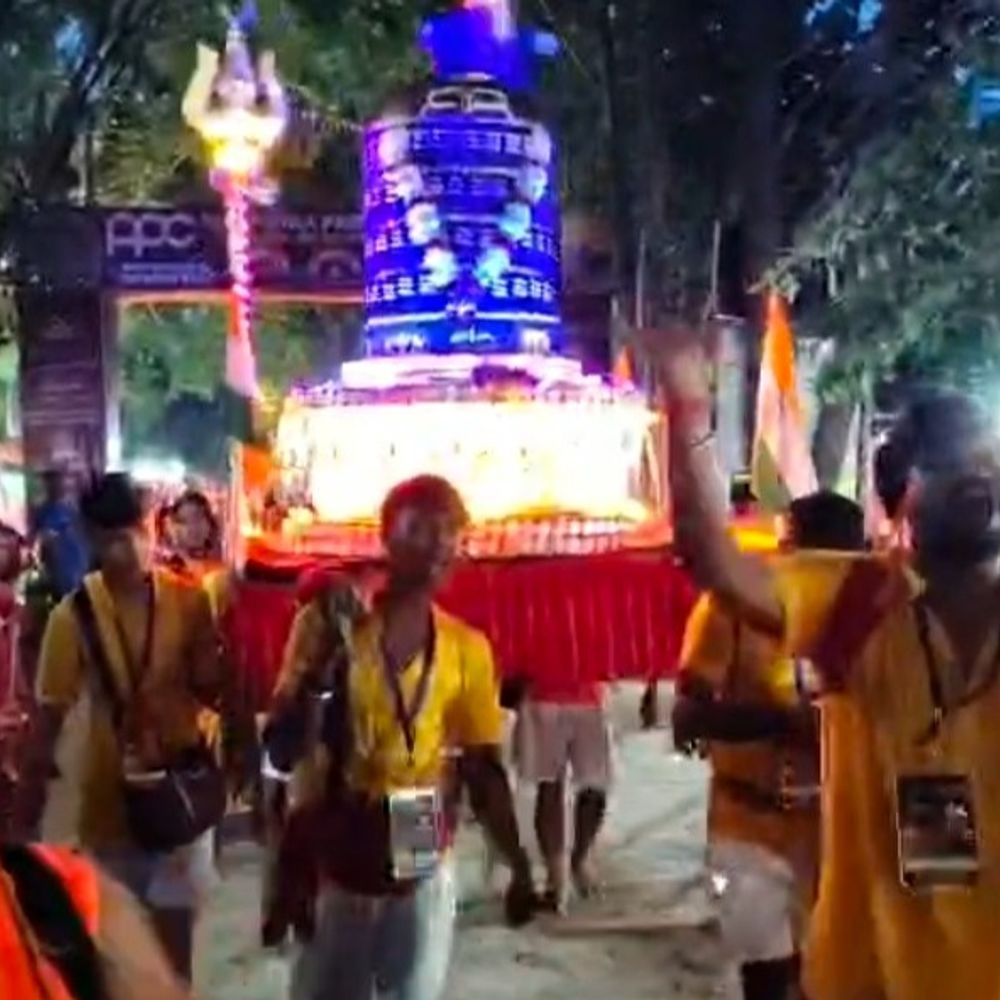 विराट रामायण मंदिर की शिवलिंग प्रतिमूर्ति लेकर निकले कांवरिए:धनबाद से 13 शिवभक्त बाबा धाम की कर रहे यात्रा, कांवड़ का नाम ‘औघड़ धानी बम’ रखा