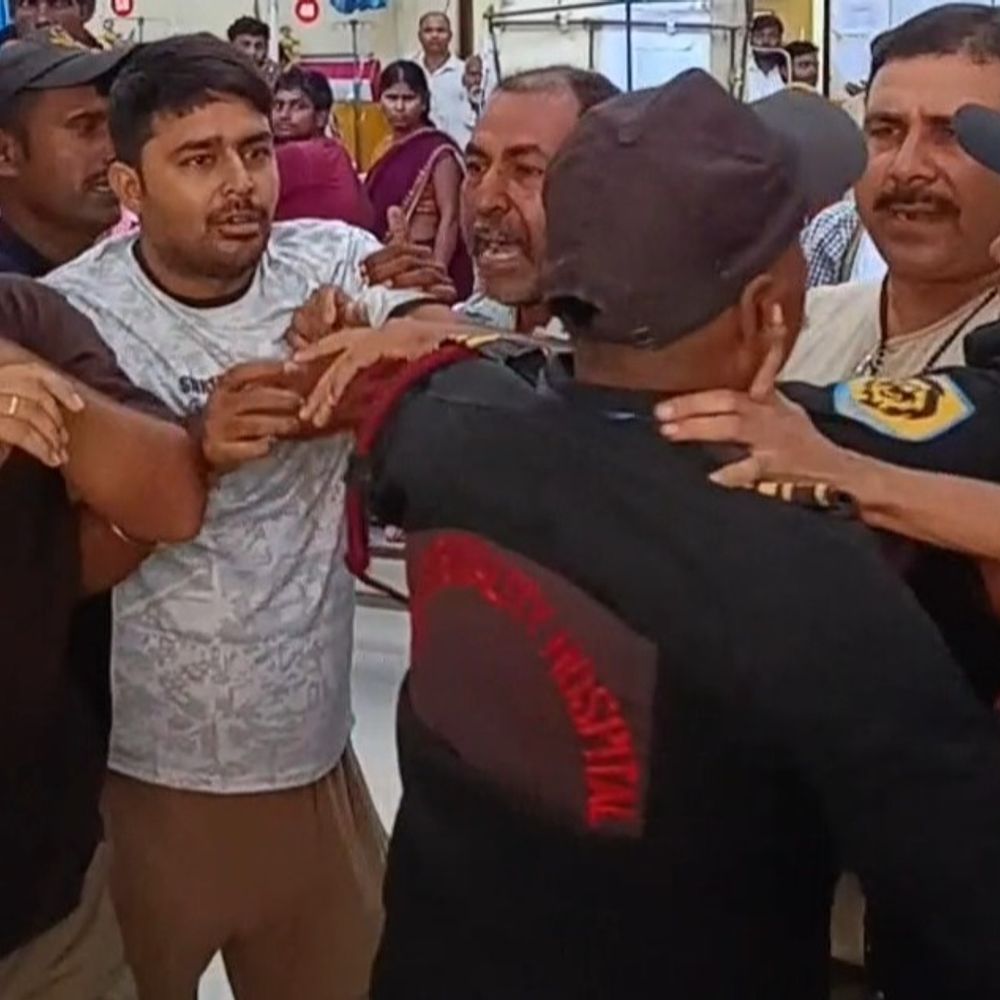 इमरजेंसी वार्ड में गार्ड्स-परिजन के बीच हाथापाई:गयाजी के मेडिकल कॉलेज में बवाल, भीड़ बढ़ने पर गार्ड एंट्री नहीं दे रहे थे