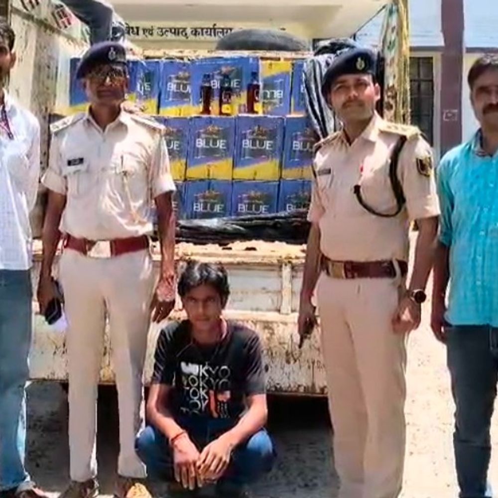 भागलपुर में 8 लाख की शराब बरामद, 1 गिरफ्तार:गोड्‌डा से बेगूसराय ले जाई जा रही थी खेप, वाहन जांच में पिकअप की तलाशी