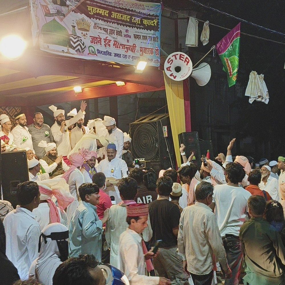 बरेली में उमड़ा अकीदत का सैलाब, शान से निकला जुलूस-ए-मोहम्मदी:कोहाड़ापीर से दरगाह आला हजरत तक गूंजे नातिया कलाम, रास्ते में लोगों ने फूल बरसाकर किया इस्तकबाल