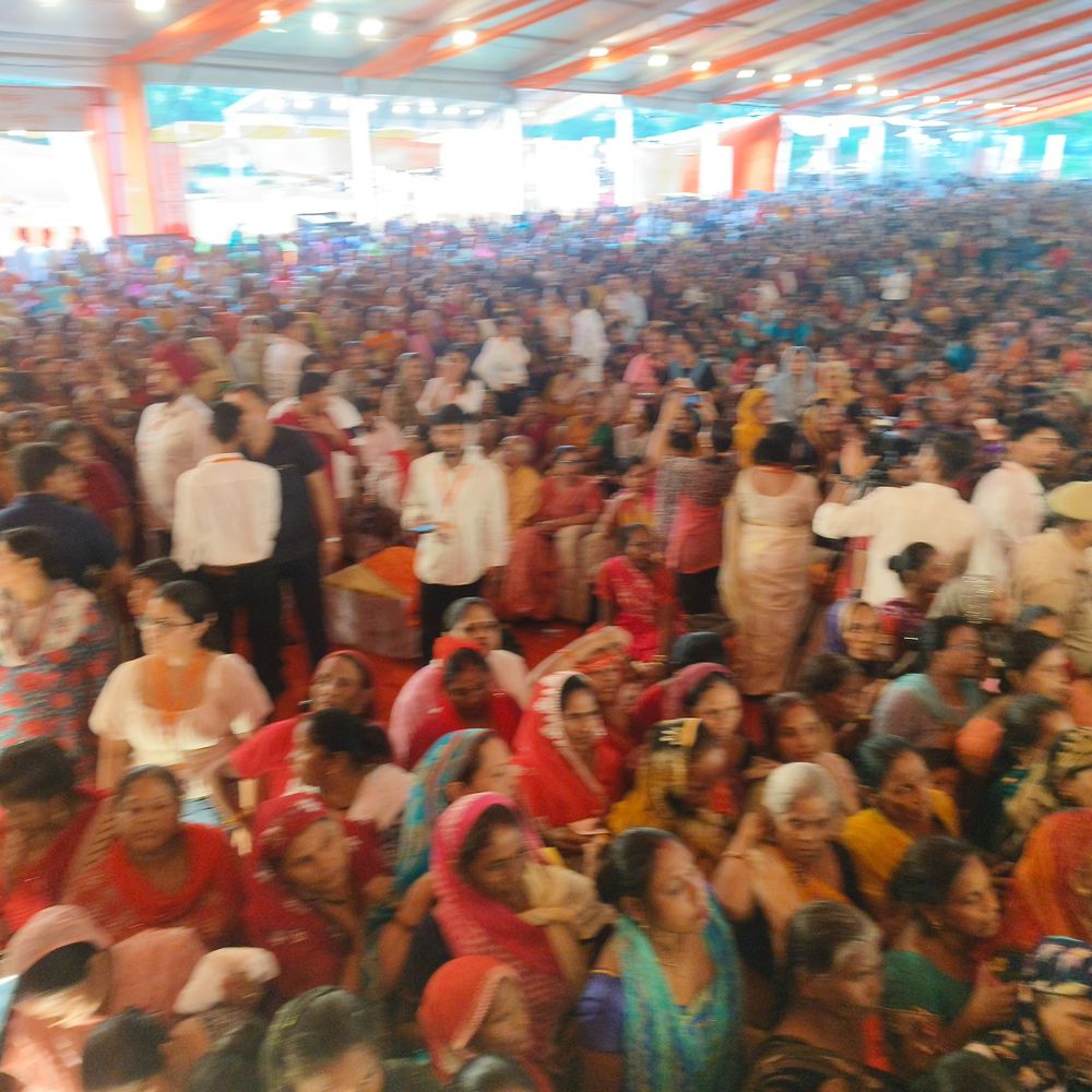 बरेली में 20 हजार बहनों से बंधवाई जा रही राखी:बारिश के बीच मेयर उमेश गौतम और बेटे पार्थ को रक्षा सूत्र बांधने उमड़ा सैलाब