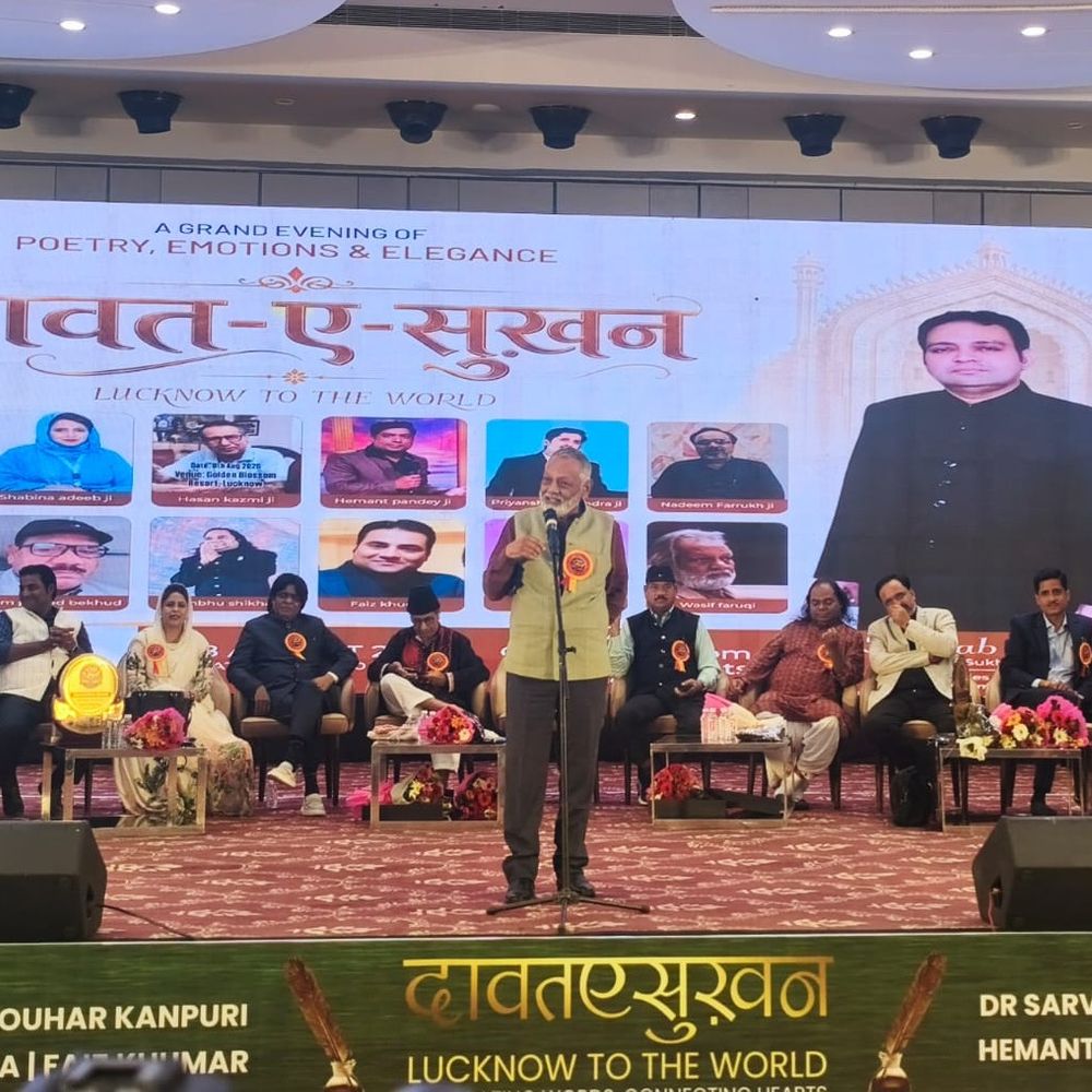 लखनऊ में सजी ‘दावत ए सुख़न’ की महफिल:एक दर्जन शायरों ने लिया हिस्सा , ‘ऊंचाइयों से गिरने लगे जबसे हैं पति , पत्नी के साथ छत पे भी मैं जाता नहीं हूँ’