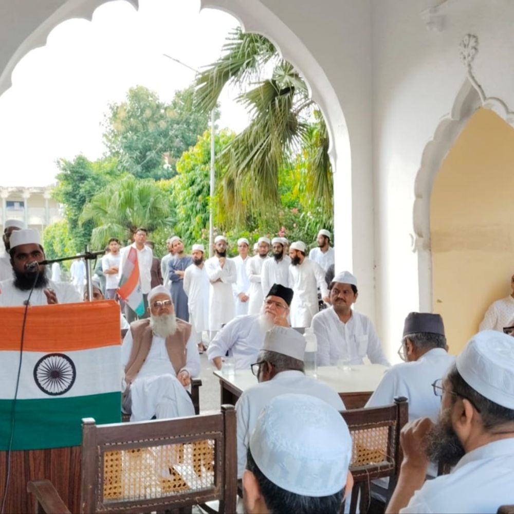 लखनऊ नदवा मदरसे में किया गया ध्वजारोहण:देश कि तरक्की के लिए हुई दुआ , मौलाना अज़ीज बोले- देश कि आजादी में उलमा का योगदान अहम