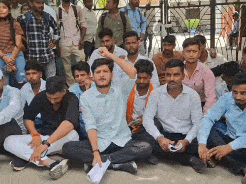 रिजल्ट में धांधली से छात्र आक्रोशित, प्रशासनिक कार्यालय पर धरना:विद्यापीठ के छात्र बोले – थर्ड सेमेस्टर में आया फर्स्ट का रिजल्ट, अब कह रहे OMR गलत भरा