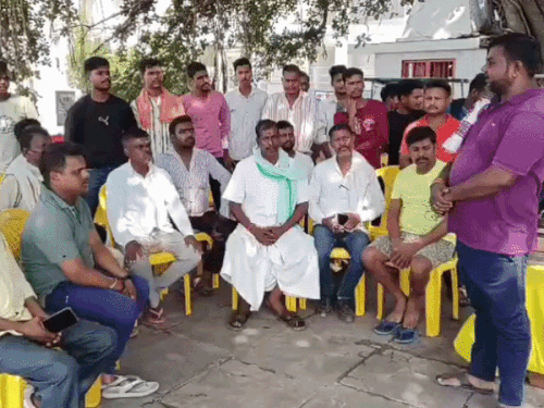 वाराणसी में नाव संचालकों ने किया विरोध:बोले- जलस्तर कम फिर भी बंद किया गया है संचालन,CM से की अपील