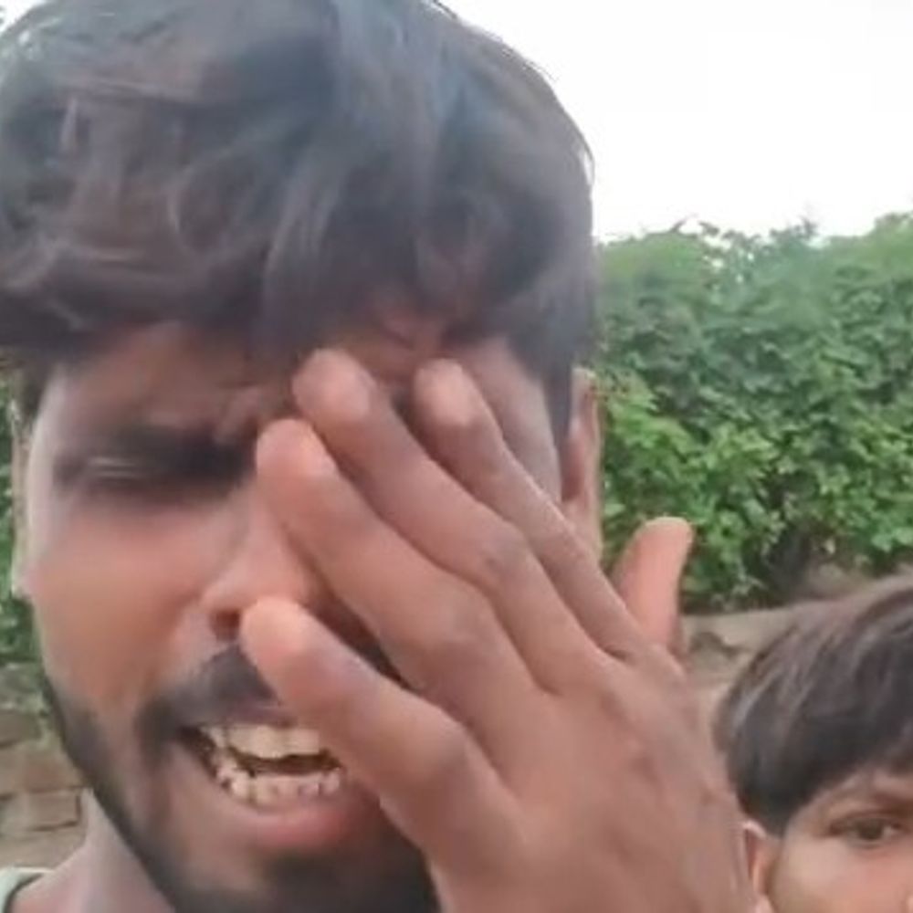 झज्जर में प्रवासी मजदूरों को बंधक बनाकर पीटने का आरोप:चोरी के शक में बंद कमरे में लाठी-डंडों से पिटाई का दावा; जातिसूचक शब्द बोलने और थूक चटवाने के भी गंभीर आरोप