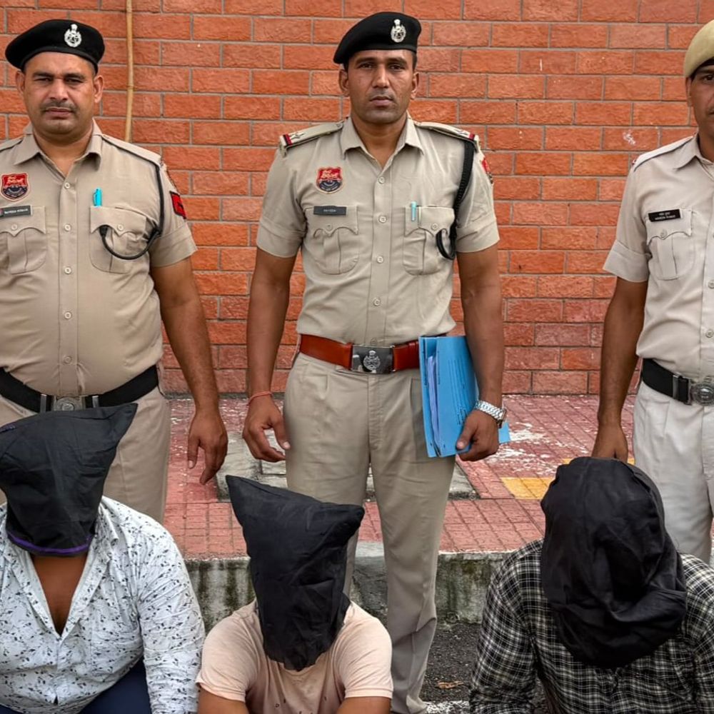 झज्जर ढाबे पर युवक से चाकू के बल लुट मामला:24 घंटे में तीन आरोपी गिरफ्तार, 26 हजार रुपये, चाकू और वारदात में इस्तेमाल बाइक बरामद