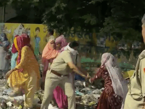 झज्जर में आधी रात तक चला ‘चोर-पुलिस’ जैसा खेल:कूड़ा उठाने निकला प्रशासन तो पीछे-पीछे पहुंच गए सफाई कर्मचारी, हुआ टकराव; विरोध में पुलिस पर फेंका कूड़ा-राख