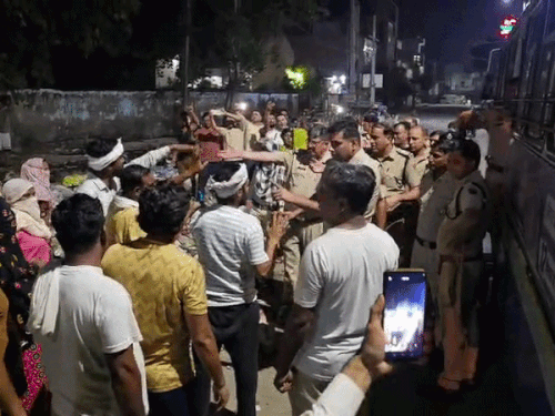 झज्जर हिरासत के बाद छोड़े सफाई कर्मचारियों का विरोध:महिला ने पुलिसकर्मी पर हाथ मरोड़ने का लगाया आरोप; SHO के चेहरे पर कूड़े का पॉलीथिन फेंकने का VIDEO वायरल