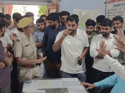 SFI कार्यकर्ता और स्कूल स्टाफ आमने-सामने:प्रतियोगी परीक्षा के नाम पर बांटी RSS की किताबें, बोले- स्टूडेंट्स पर जबरदस्ती थोपी जा रहा विचारधारा