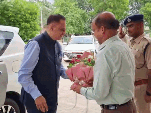 चीफ सेक्रेटरी श्रीनिवास बोले-बीकानेर से देंगे स्वतंत्रता दिवस की बधाई:बीकानेर जाते समय सीकर रुके, कलेक्टर-एसपी ने की अगवानी; पुलिस ने दिया गार्ड ऑफ ऑनर