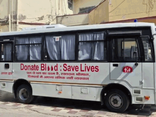 सीकर के गांवों में ब्लड डोनेशन लेने पहुंचेगी कलेक्शन वैन:100 यूनिट की है वन टाइम कैपेसिटी, पीएमओ ने हरी झंडी दिखाकर किया रवाना