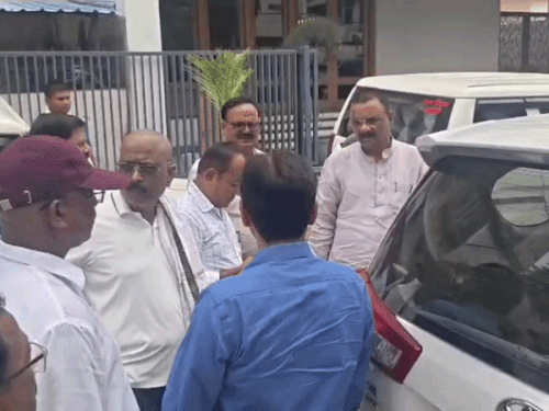 पेड़ कटने पर भड़के बनारस के मेयर:अधिकारियों को लगाई फटकार, बोले—सुधर जाओ, नहीं तो दर्ज करवाऊंगा मुकदमा