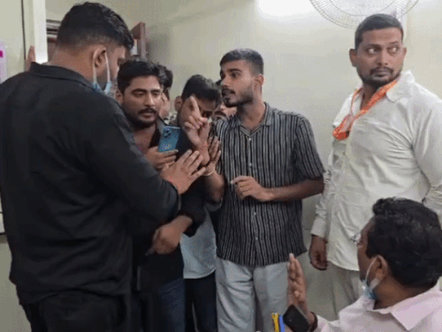 बीएचयू में सीनियर डॉक्टर छात्रों पर दुर्व्यवहार का लगाया आरोप:बोले-मरीज देखने का बना रहे थे दबाव,चीफ प्राक्टर को लिखा पत्र