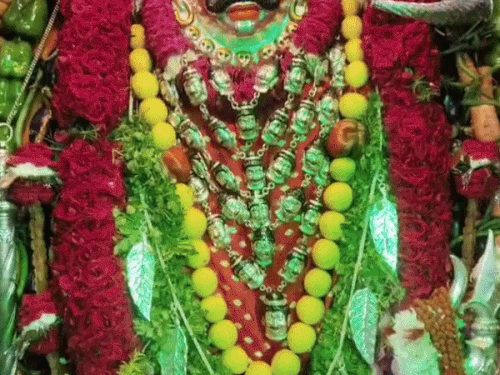 सवा लाख बत्तियों से उतारी गई बाबा कालभैरव की महाआरती:आंधी रात मंत्रों से गूंजा मंदिर प्रांगण, हरियाली श्रृंगार देखने पहुंचे श्रद्धालु