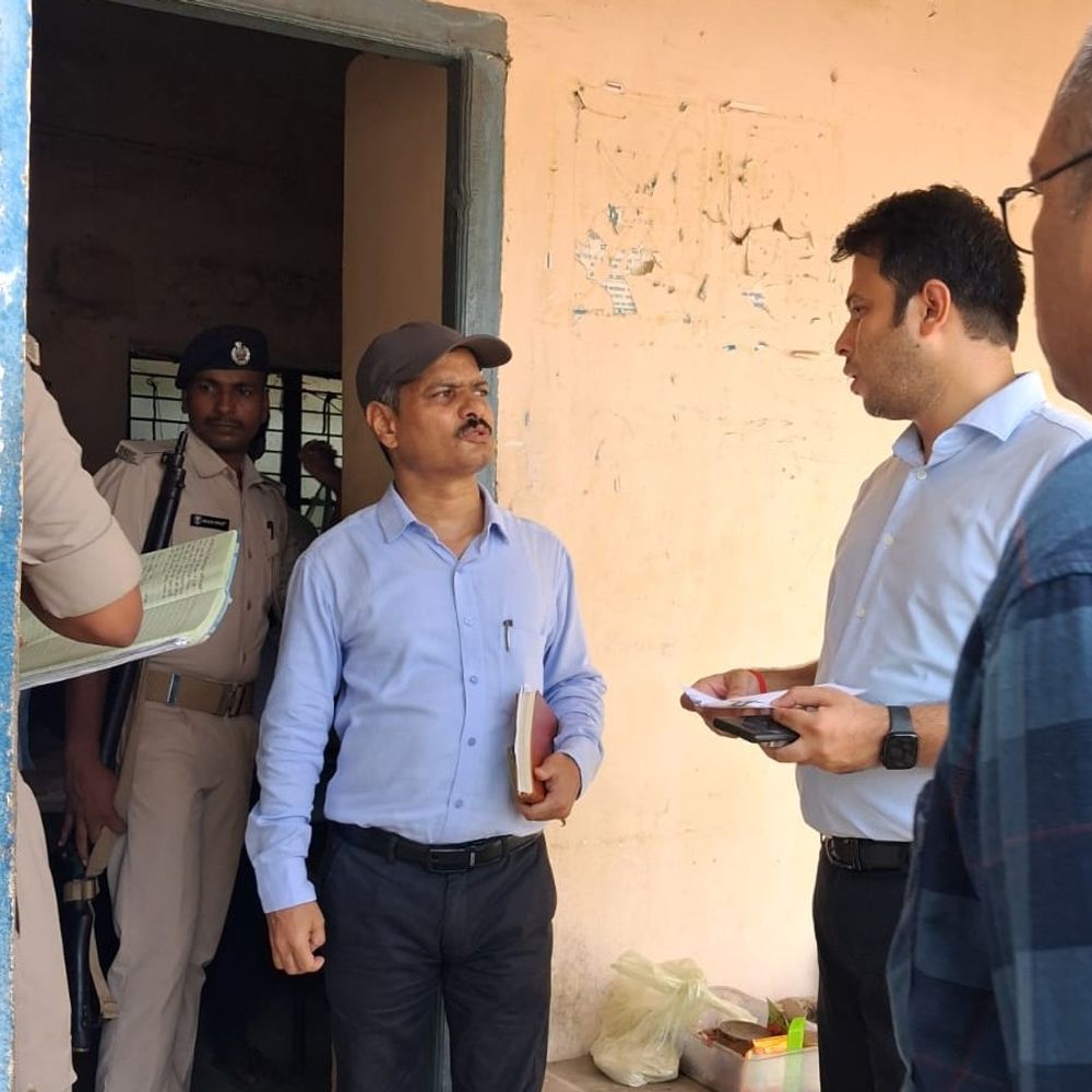 जिला निर्वाचन पदाधिकारी ने किया EVM वेयरहाउस का इंस्पेक्शन:कैमूर में सुरक्षा व्यवस्था, CCTV और अग्निशामक यंत्रों की जांच; लापरवाही पर सख्त निर्देश