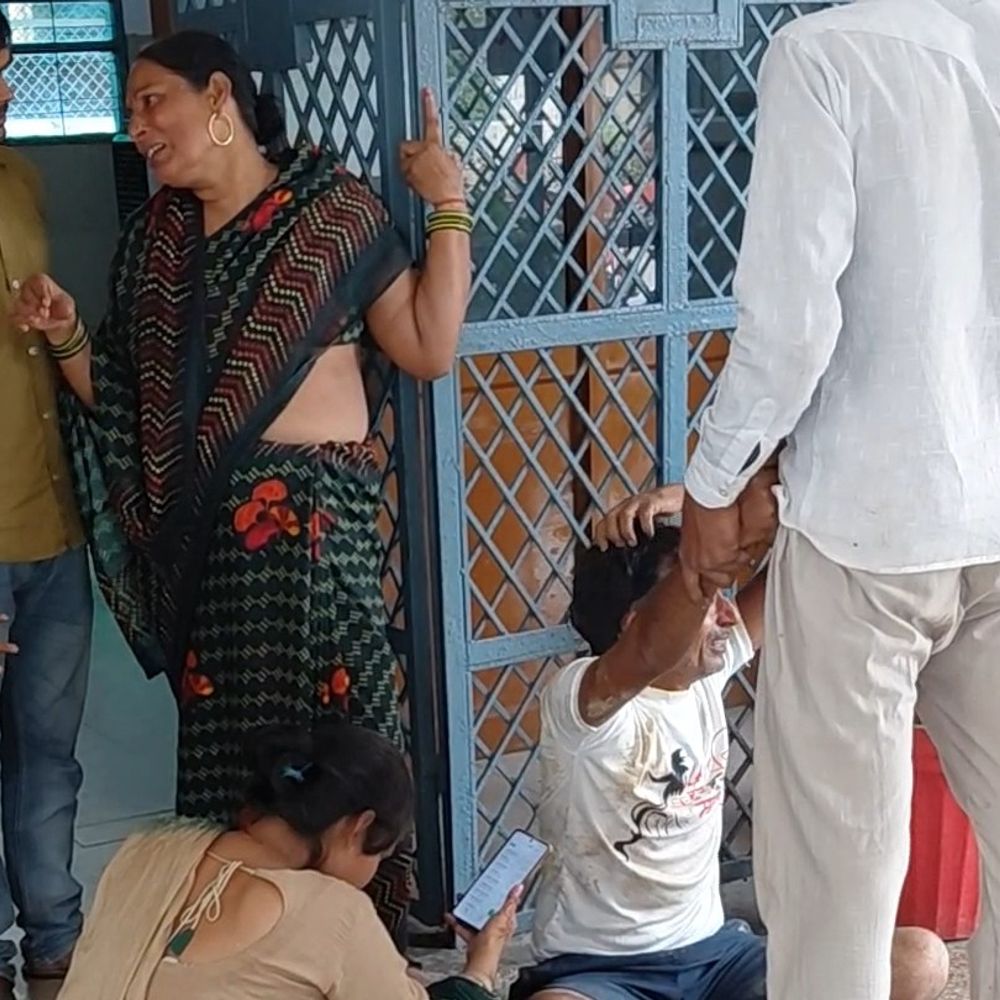 ट्रैक्टर ट्रॉली से गिरी किशोरी, दूसरी गाड़ी ने रौंदा:शाहजहांपुर में जल लेने गई थी, फर्रुखाबाद में तोड़ा दम, 11वीं की छात्रा थी
