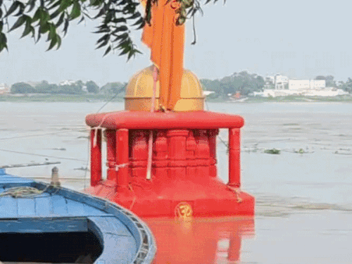 वाराणसी में गंगा का जलस्तर शीतला माता मंदिर तक पहुंचा:वरूणा क्षेत्र में दिखने लगा बाढ़ का असर,रत्नेश्वर महादेव मंदिर 80% डूबा