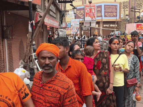 बाबा विश्वनाथ के धाम के बाहर 2KM लंबी लाइन:6 द्वार से श्रद्धालुओं को कराया जा रहा प्रवेश,देश-विदेश से 20 दिन में पहुंचे 55.69 लाख श्रद्धालु